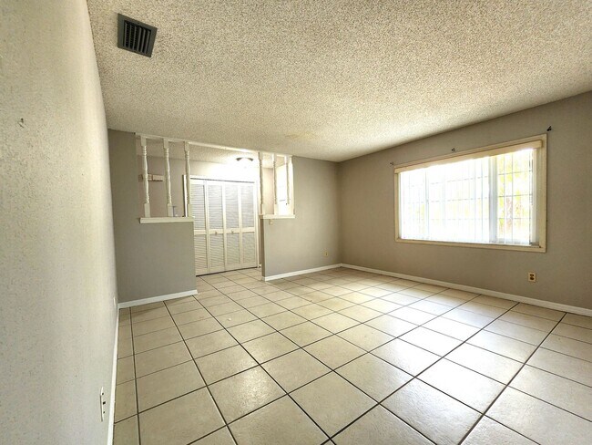 Building Photo - Spacious Single-Story Home; Private Fenced...