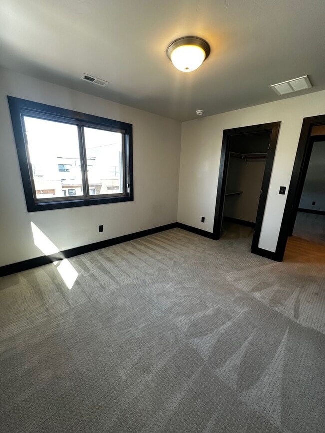 Building Photo - Gorgeous modern 5 bedroom - Minutes from MSU!