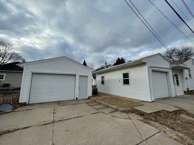 Building Photo - 2 Garages! 3 Bedroom, 1 Bath Home Near Gra...