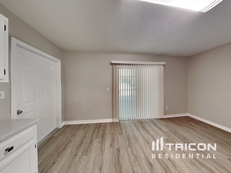 Building Photo - 1303 Eisenhower Dr