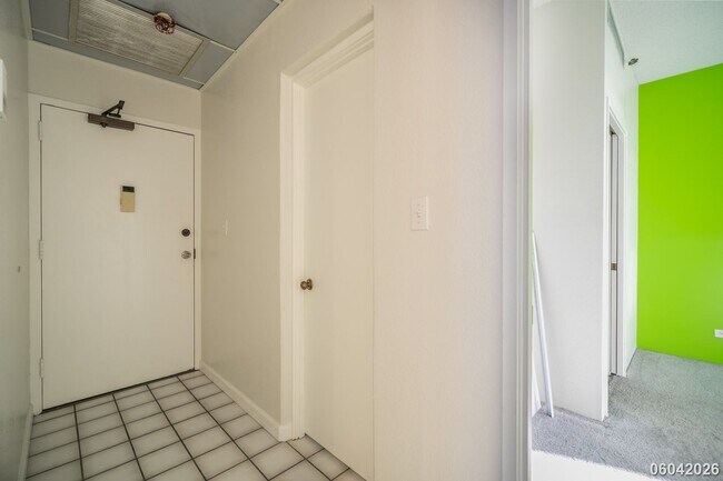 Building Photo - Luxury High-Rise Living on the 38th Floor