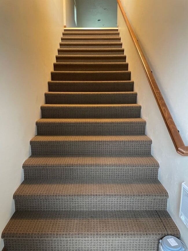 Building Photo - Spacious 2 Bedroom Upper Level Apartment