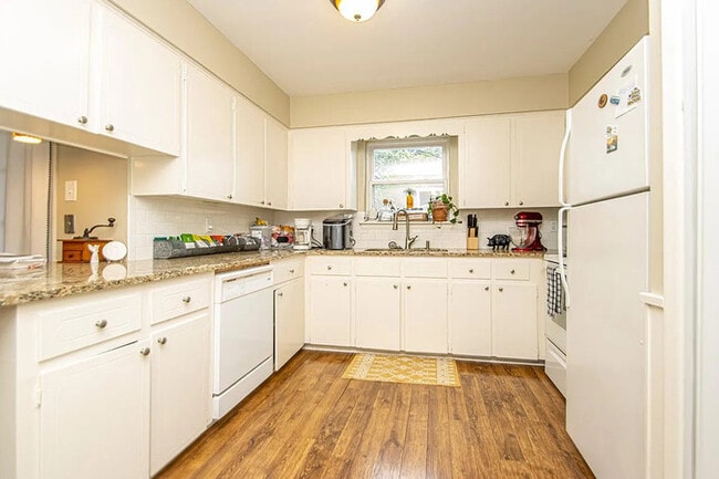 Building Photo - 2 bedroom 1.5 bath townhome in Hillcrest