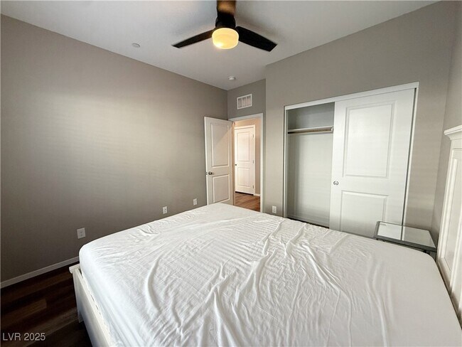 Building Photo - 525 Mossy Cup St