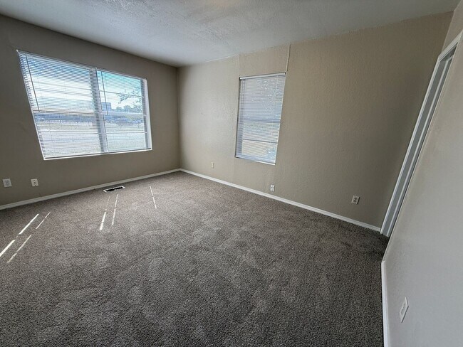 Building Photo - Huge 4 Bedroom in West Tulsa