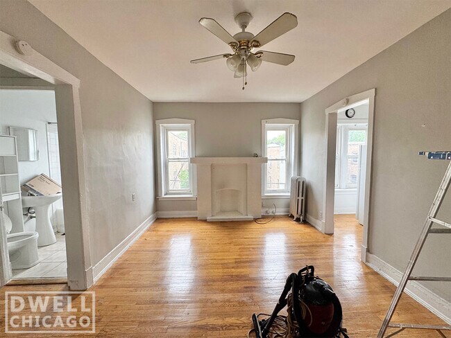 Primary Photo - 6540 N Lakewood Ave