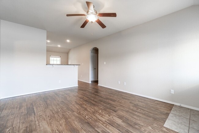 Building Photo - Secure Comfort: Beautiful 3 Bed, 2 Bath Ho...