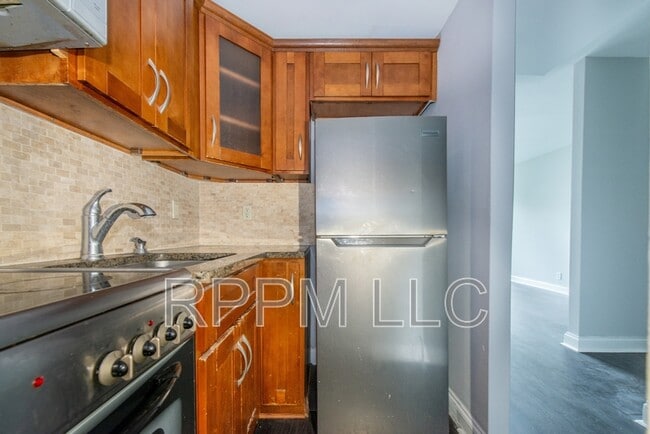 Building Photo - 60 Parkway Dr