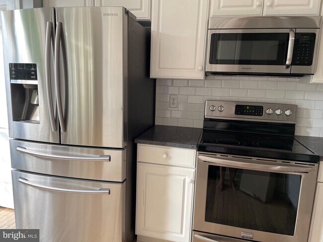 Building Photo - 30 Bridle Ct