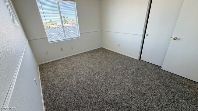 Building Photo - 2424 Predera Ave