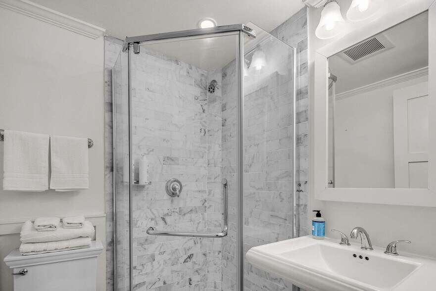 Building Photo - 49 W 16th St