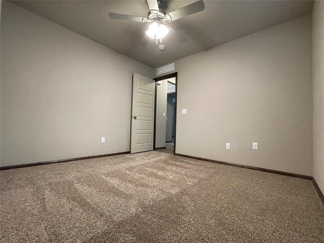 Building Photo - 2033 Sara Vista Dr