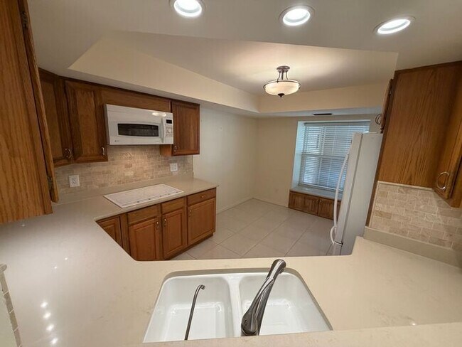Building Photo - Spacious 2 Bedroom, 2 Bathroom Condo in Gated Lake Pineloch Village!
