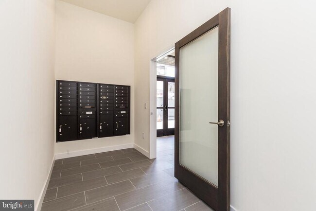 Building Photo - 525 N 41st St