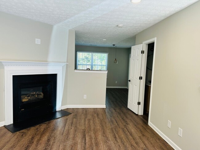 Building Photo - 208 Oak Grove Way
