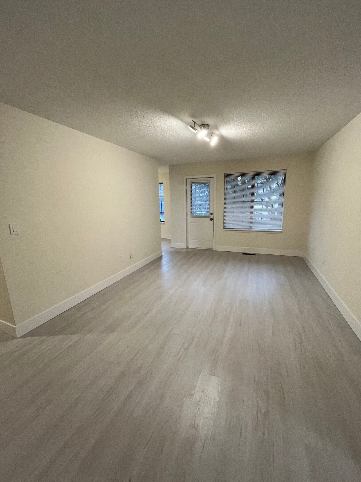 Building Photo - 365 Mather St