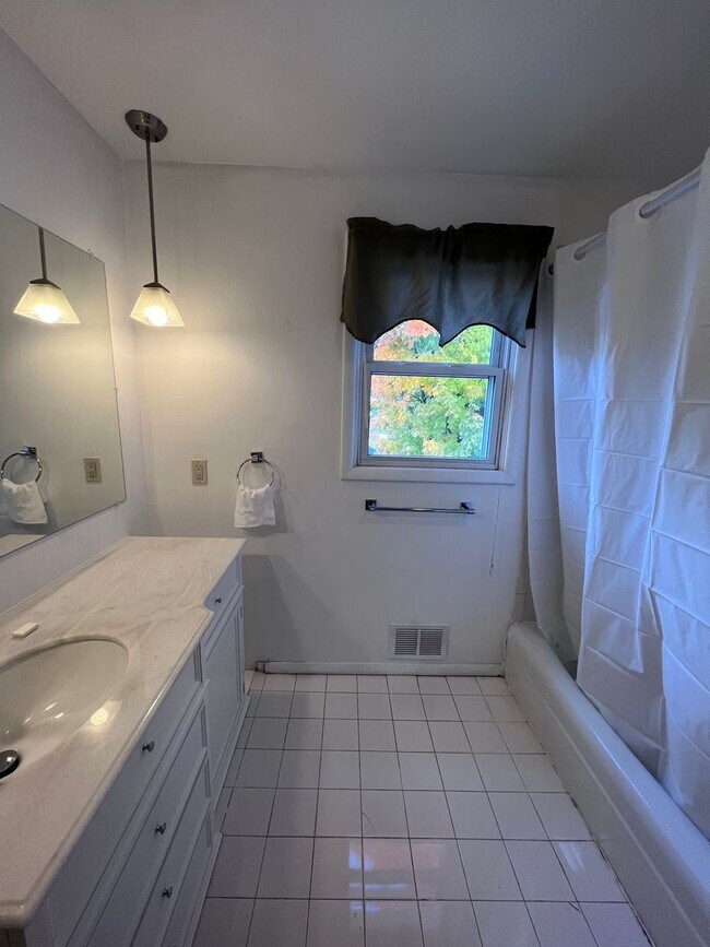 Building Photo - 5 Bedroom home on the NE side of Grand Rapids