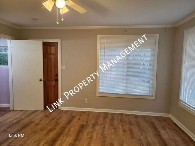 Building Photo - 3731 Knollwood Dr