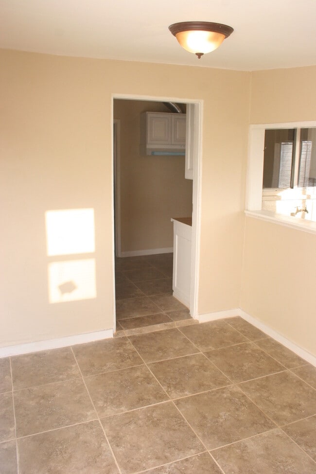 Building Photo - 3 bd 1 bath Southeast 93307 Mt. Vernon & V...