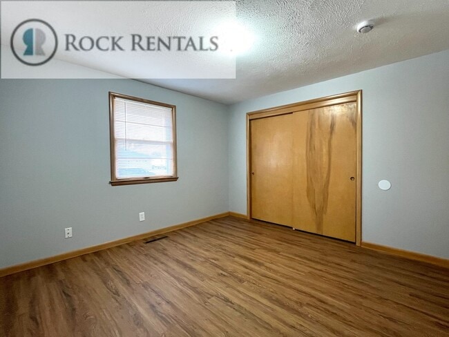 Building Photo - Beautifully Updated 4 Bed 2 Bath in South Hutchinson