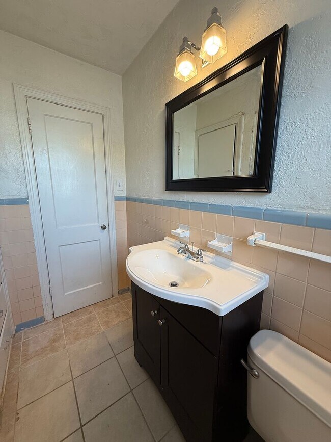 Building Photo - Updated 1-Bedroom in the Heart of the Plaza District