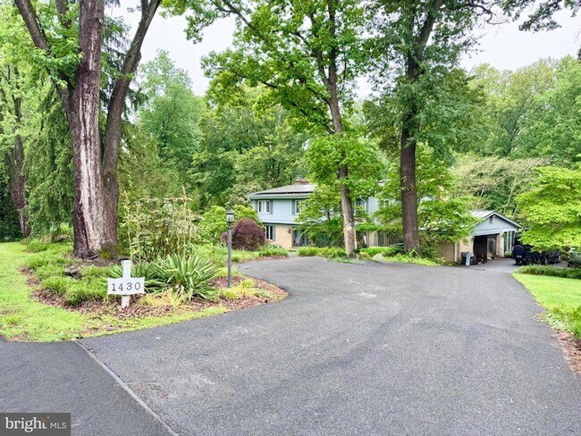 Building Photo - 1430 Carrington Ln
