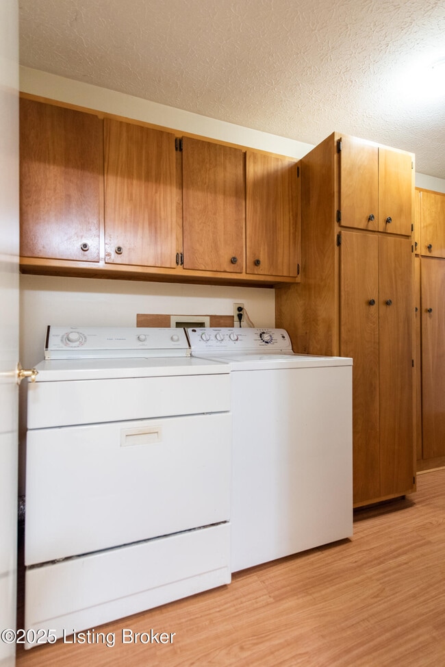 Building Photo - 8015 Schroering Dr