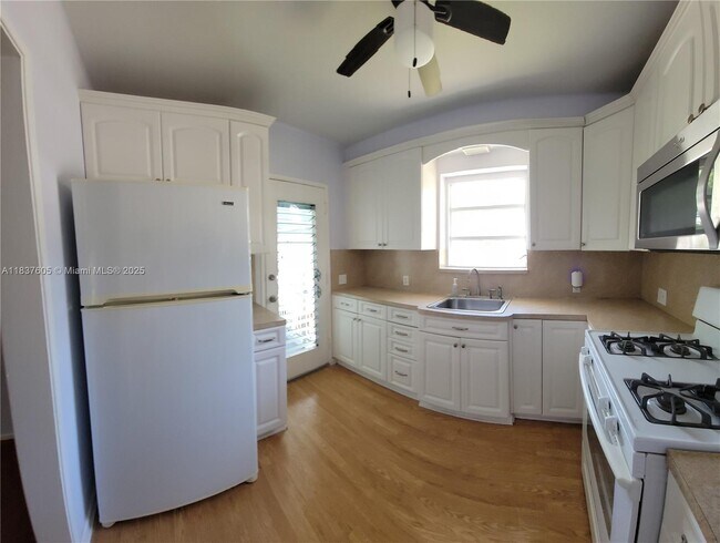 Building Photo - 828 NE 76th St