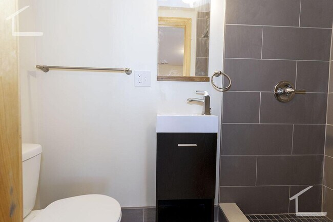 Building Photo - No Brokers Fee, High-End Kitchen Appliances, Central heat/AC, Laundry on a Site