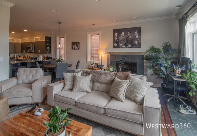 Building Photo - 1033 W Monroe St