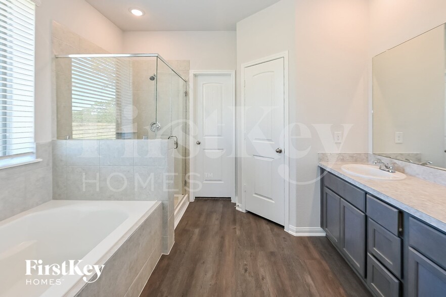 Building Photo - 14785 Country Club Dr