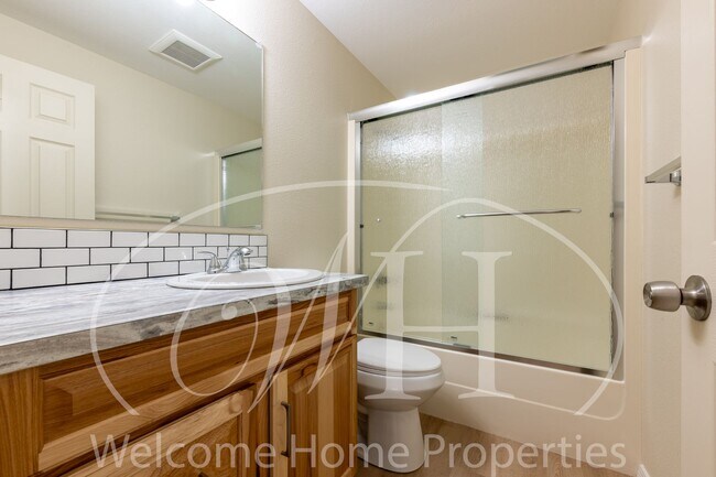 Building Photo - 2 Bedroom Apartment with Space, Convenienc...