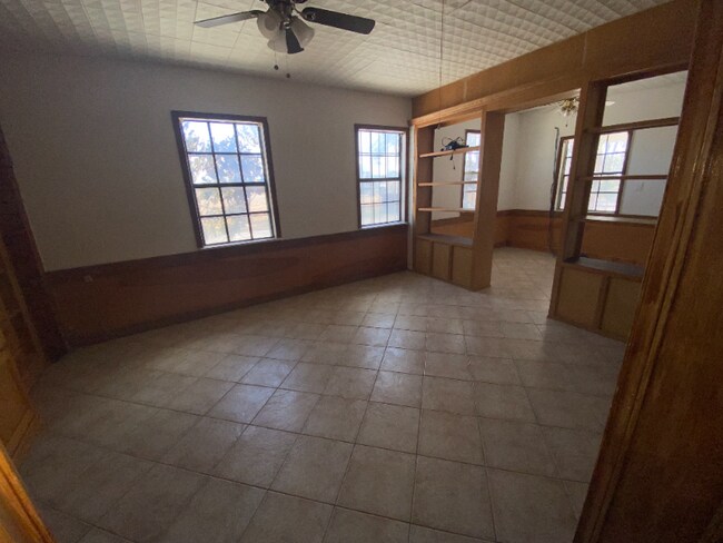 Building Photo - 613 E Expressway 83