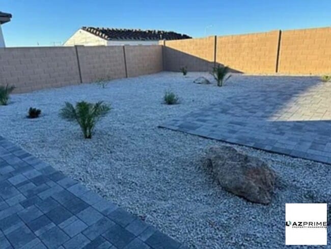 Building Photo - W Saddlehorn Rd