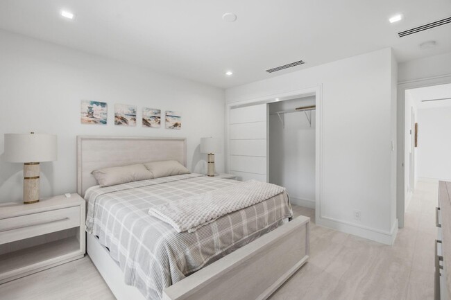 Building Photo - 1173 Hillsboro Mile Unit 22