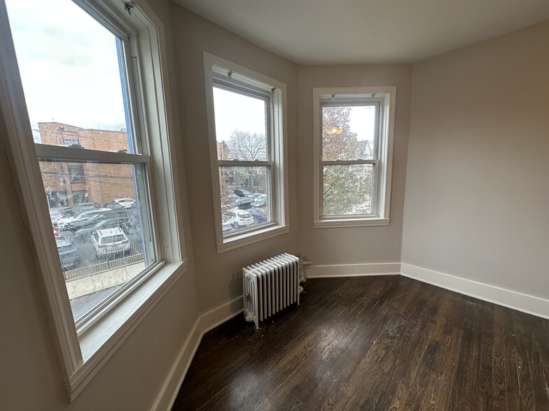 Building Photo - 13 Gladstone St