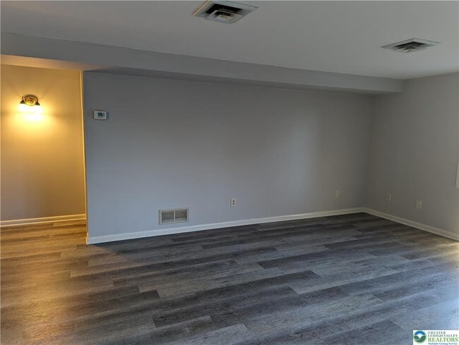 Building Photo - 118 E Hillcrest Ln