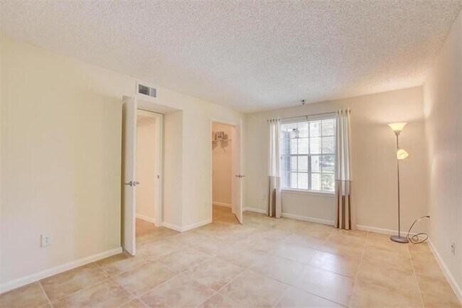 Building Photo - 1000 Crystal Way