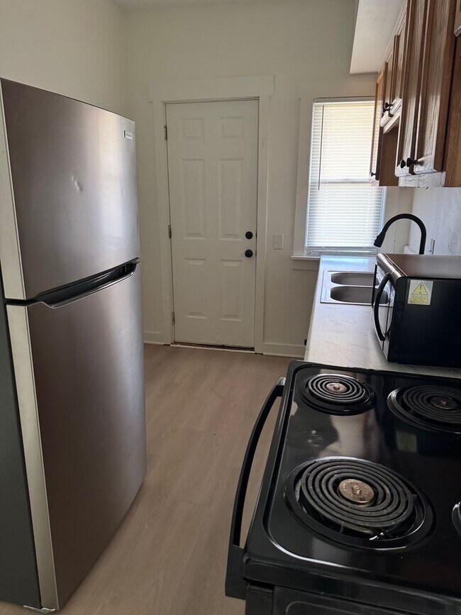 Building Photo - 2 Bedroom, 1 Bath Single Family Home - Sou...