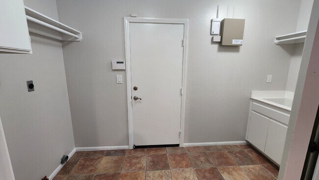 Building Photo - Gorgeous home on the Golf Course in a gated community.