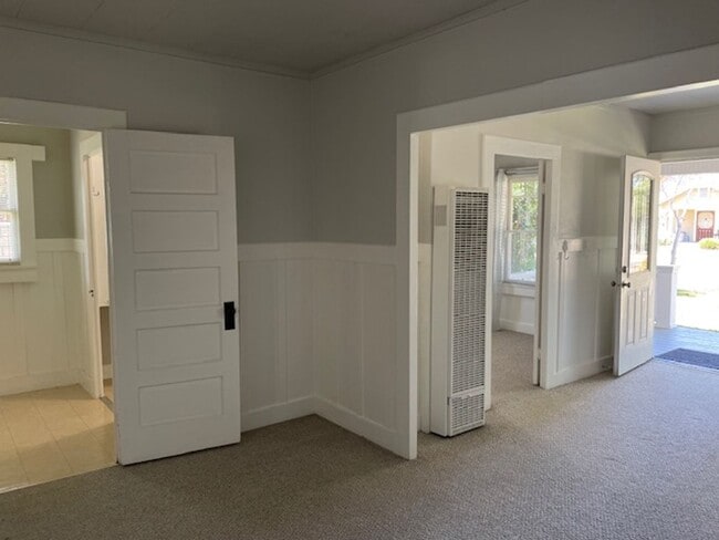 Building Photo - 2 bedroom 1 bath Brea $3200