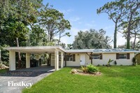 Building Photo - 2118 SW 31st Ave