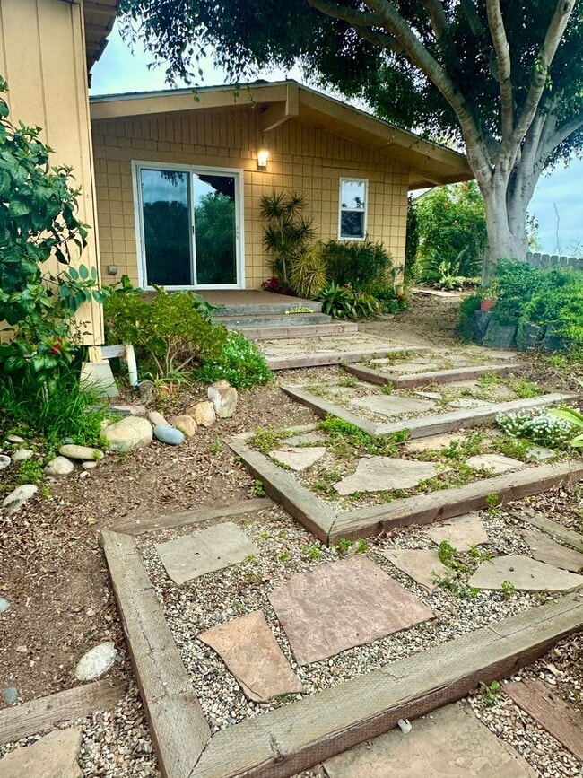Building Photo - Stunning Encinitas Apartment with Panoramic Views
