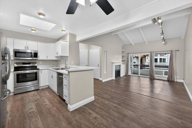 Building Photo - HUNTINGTON BEACH HOME - 1.5 Miles from the Beach