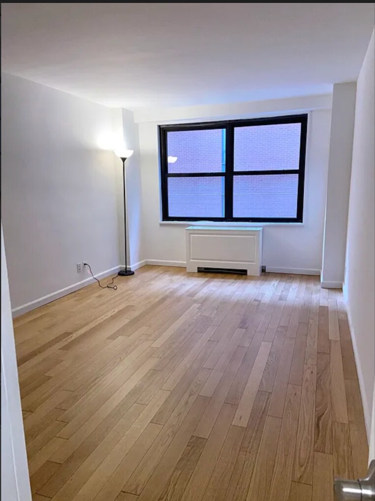 Building Photo - 7 E 14th St