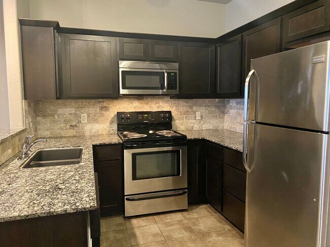 Building Photo - Split Level Yukon Duplex in Gated Communit...