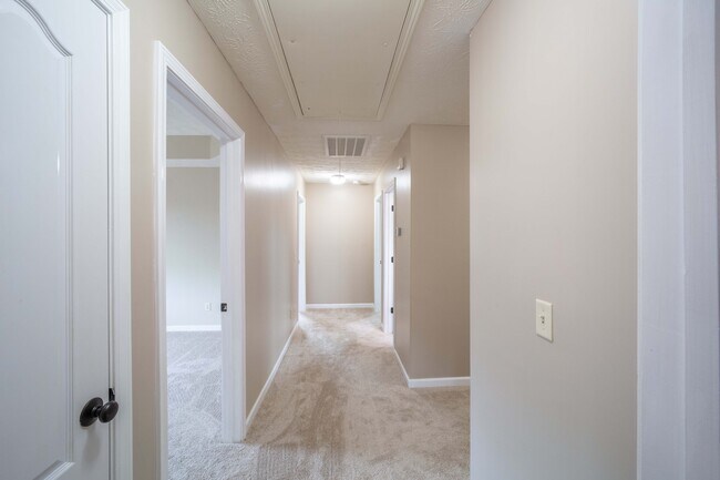 Building Photo - 2 Brentview Dr