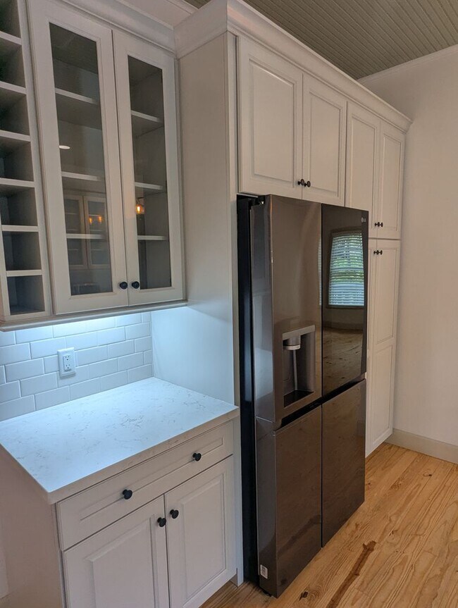 Building Photo - Stunning Fully Renovated 3-Bedroom, 2-Bathroom Cottage-Style Home