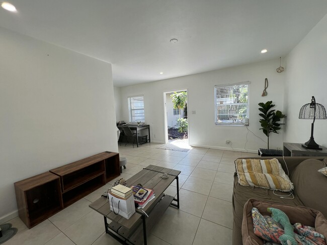 Building Photo - 1130 NE 3rd Ave