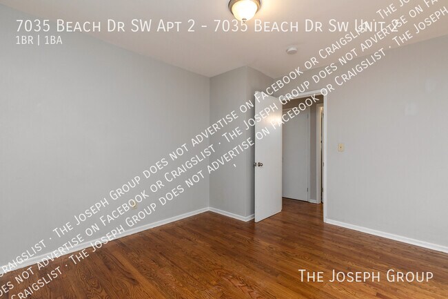 Building Photo - 7035 Beach Dr SW